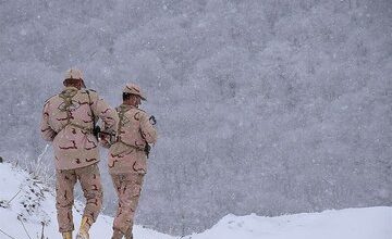 یخ زدن مرزبان جوان در سرمای منفی ۱۸ درجه/ عکس