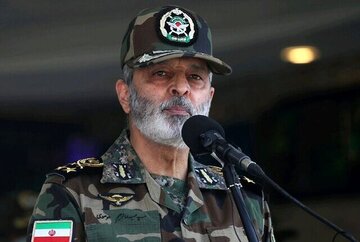 فرمانده کل ارتش: دشمنان در ۲۲ بهمن منتظر اتفاقات مهمی بودند اما همه نقشههای آنها نقش بر آب شد/ ناموس، غیرت ملی و خداباوری یک نقطه بازگشت مهم است