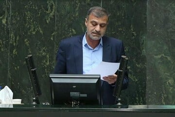 اعتراض تند دو نماینده مجلس به رئیس‌جمهور بابت تعلل در معرفی وزیر اقتصاد/ سراج: وزیر اقتصاد سابق، وصله ناجور دولت بود