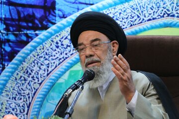 امام جمعه اصفهان: تحریم ها در اختیار دولت آمریکا نیست، مذاکره معنایی ندارد/ امام جمعه قم:حوزه علمیه قم سرآغاز تحولات بزرگی در ایران و جهان شد