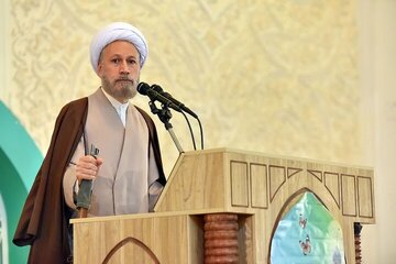 امام جمعه شیراز: طرف ایرانی مذاکرات را با نگاه و منویات رهبری دنبال میکند/ امامجمعه رشت: نگاه جهانیان به اقتدار نظامی و انسجام ملی ایران است