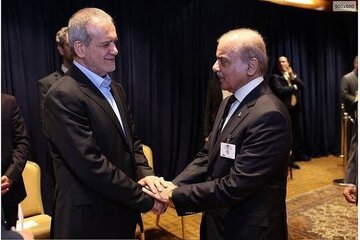 اولین تصویر از استقبال رسمی پزشکیان از نخست وزیر پاکستان