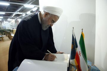 بازدید حسن روحانی از کتابخانه ملی و مرکز اسناد ایران/ یادگاری نوشتن رئیس جمهور سابق در دفتر یادبود کتابخانه ملی+تصاویر