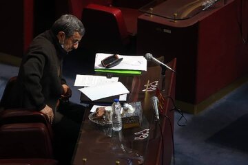 بلایی که احمدی نژاد بر سر ایران آورد/ وقتی دلار ۸۲ برابر ارزان تر بود/ مردم ایران، علّاف و عبد و عبیدِ توهم امثال او نیستند!