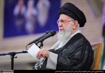 تأکید رهبر انقلاب بر ازدواج جوانان / سنت‌های غلط را باید نقض کرد/ سن ادواج که امروزه متاسفانه در دختران بالا رفته است، ادامه پیدا نکند
