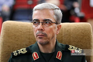 تصاویری از بازدید سرلشکر باقری از کارخانه ساخت دیوارهای بتنی در سیستان و بلوچستان