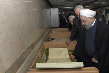 تصاویری از حسن روحانی در حال تماشای چند اثر تاریخی