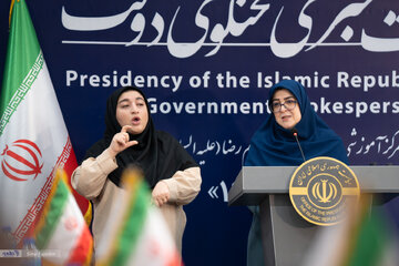 تصاویری از حضور خانم سخنگو در جمع اهالی رسانه در بیمارستان سینا/ وزیر بهداشت هم آمده بود