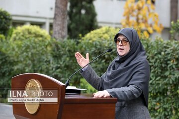 تصاویری از حضور سخنگوی دولت بر مزار شاعر مشهور