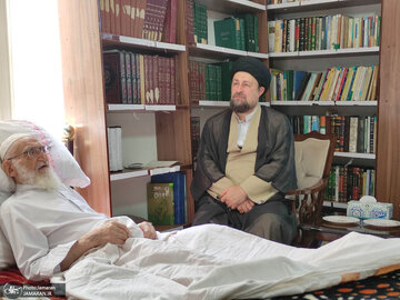 تصاویری از عیادت سید حسن خمینی از آیت الله نوری همدانی