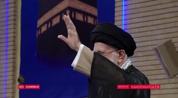 تصویری از آیه نصب شده در دیدار امروز رهبر انقلاب با کارگزاران حج