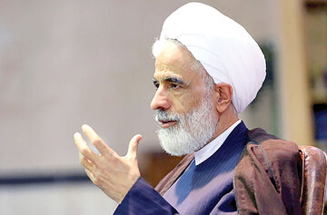 تصویری از بازدید معاون حقوقی رئیسجمهور از یک نمایشگاه اقتصادی