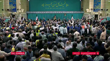تصویری از حدیثی نصب شده از امیرالمومنین در محل دیدار امروز کارگران با رهبر انقلاب