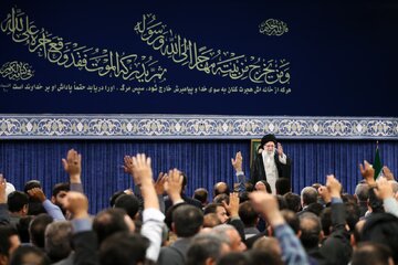 تصویری از گفتگوی فرزندان شهید امیرعبداللهیان و شهید آل هاشم در حسینیه امام خمینی