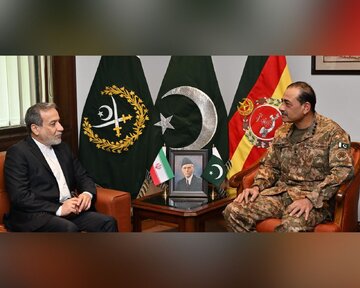 توافق فرمانده ارتش پاکستان و عراقچی بر افزایش همکاریها در منطقه