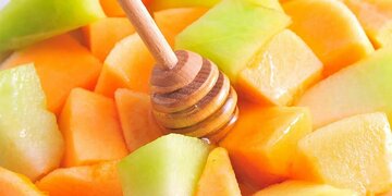 خوردن خربزه و عسل واقعا خطرناک است؟/ مصرف ماست و ترشی باعث لک و پیس می‌شود؟