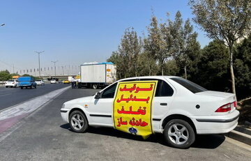 رانندگی برای جذب فالوور؛ راه رفتن روی سقف خودروی درحال حرکت