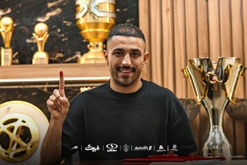 عکس | سند علاقه یک ستاره به پرسپولیس؛ وقتی روی سکوهای آزادی سرخها را تشویق میکرد!