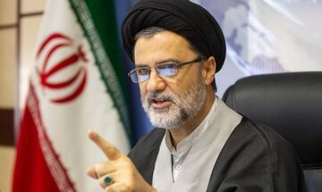 محمود نبویان به تجمع «دانشجویان» مقابل سایت فردو رفت/ استفاده از انرژی هستهای برای تأمین برق هیچ ارتباطی با دارا بودن منابع نفت و گاز ندارد