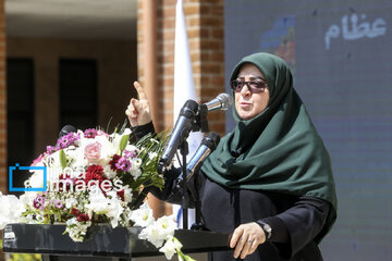 واکنش عجیب سخنگوی دولت به گرمای هوا هنگام سخنرانی/ فقط به خاطر شما فداکاری میکنم و باز میگردم!