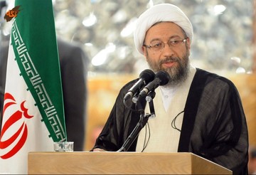 آملی لاریجانی هشدار داد: هیچ‌کس حق عقب نشینی از خطوط قرمز نظام را ندارد/ مقابل دشمنی که دائماً زیاده‌خواهی می‌کند، عقب‌نشینی خطاست