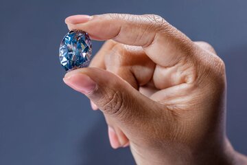 این الماس ۲ میلیون دلاری خاص‌ترین الماس جهان است/ عکس