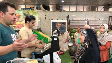 بازدید معاون رئیس‌جمهور از یک میدان میوه و تره‌بار در تهران/ عکس