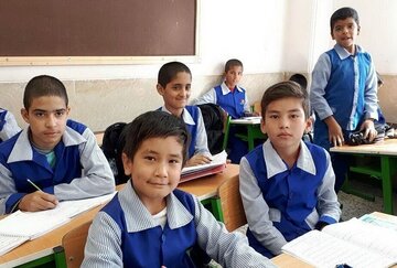 تعداد دانش‌آموزان افغان در شهر تهران و حومه پایتخت که در مدارس دولتی درس می‌خوانند چند نفر است؟
