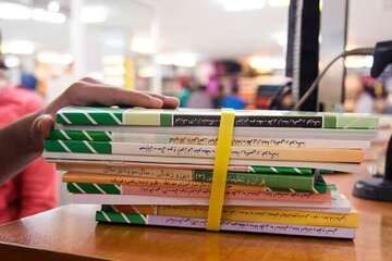 جشن پاره کردن کتاب در میان دانش‌آموزان/ «مدرسه به دستگاه صدور نمره و رتبه تقلیل یافته»