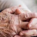 خشم عمومی از رفتار عجیب بانک با زن ۹۶ ساله/ عکس