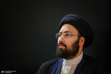 سیدعلی خمینی: از فردای ۲۲ بهمن از بعضی آرمان‌ها تنازل و عقب‌نشینی داشته‌ایم/ ما ۱۰، ۲۰ سال رها کردیم تا به اینجا رسیدیم