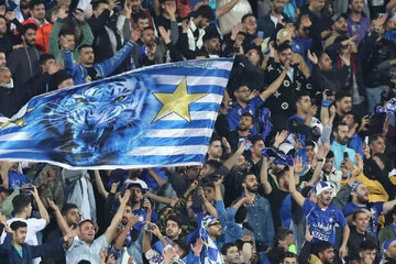 شعار هواداران استقلال مقابل باشگاه: مدیر مجازی نمی‌خواهیم!