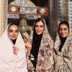 عکس | دختران چادری والیبال در حرم امام زاده صالح (ع)