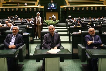 مدنی زاده با رأی اعتماد نمایندگان وزیر اقتصاد شد