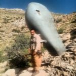 مرد روستایی لُر با لاشه پهپاد اسرائیلی از کوه بازگشت / عکس