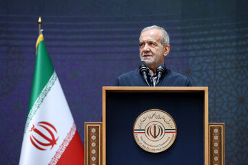 پزشکیان: من حق ندارم تصمیمی بگیرم که به مردم صدمه وارد شود/ آمریکا، اروپا و خارج‌نشینان دل‌شان برای ما نمی‌سوزد/ چرا کسی که کار نمی‌کند، حقوق می‌گیرد؟