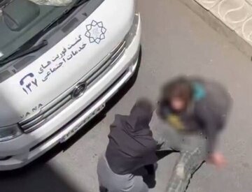 کشیدن یک زن روی زمین توسط گشت فوریت‌های اجتماعی شهرداری تهران/ عکس
