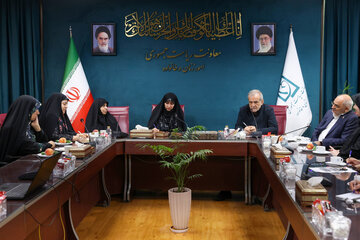 بازدید سرزده پزشکیان از یک نهاد دولتی/پزشکیان: زنان دارای انگیزه‌های قوی برای نقش‌آفرینی‌های اجتماعی هستند