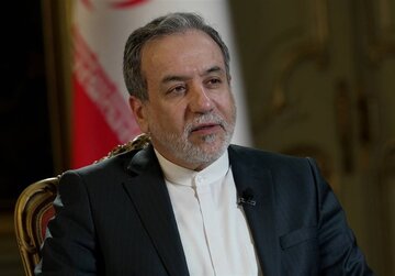 روزنامه هم‌میهن خطاب به عراقچی: می‌دانیم بعضی حرفهای‌تان مصرف داخلی دارد اما وقتی می‌گویید مواضع ما هیچ تغییری نکرده، راه مذاکره را می‌بندید