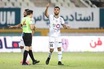 زبیر: استقلال با آینده من بازی کرد