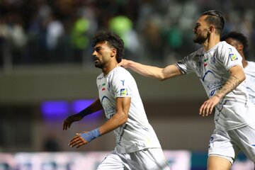 عکس| کلاه ۱۲۰,۰۰۰,۰۰۰ تومانی رامین رضاییان هنگام تمدید قرارداد با استقلال