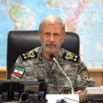 عکسی از فرمانده کل ارتش در خانه یک شهید مدافع وطن/ مأموریت پدافند هوایی بسیار خطیر و حساس است