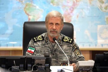 عکسی از فرمانده کل ارتش در خانه یک شهید مدافع وطن/ مأموریت پدافند هوایی بسیار خطیر و حساس است