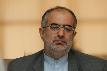 کنایه حسام‌الدین آشنا به وزیر اقتصاد دولت رئیسی / مگر سپاه مصوبه و سازو کار مستقل برای فروش پادگان دارد؟