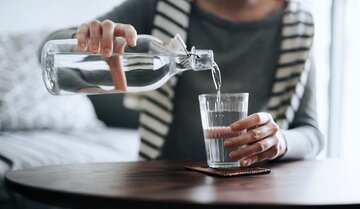 آیا نوشیدن آب پوست را آبرسانی می‌کند؟/ تفاوت پوست خشک و پوست دهیدراته 