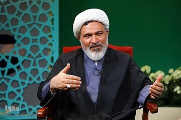 انتقاد استاد حوزه علمیه از رفع حصر؛شورای عالی امنیت ملی بررسی کند که نیاز انسجام ملی چنین تصمیماتی است؟!/بعضی از زندانیان یا محصورین شاید کوتاه نیایند