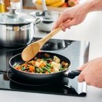 این ۷ ماده غذایی را هرگز دو بار گرم نکنید