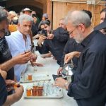 تصاویری جالب از پذیرایی علی لاریجانی از زائران در موکبی در کربلا