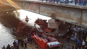 سقوط اتوبوس به رودخانه جان ١٨ نفر را گرفت/ جزئیات