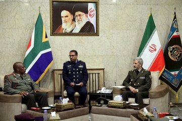 فرمانده کل ارتش: در جنگ ۱۲ روزه، رژیم صهیونیستی و آمریکا در رسیدن به اهداف خود ناکام ماندند/ حمایت های نهادهای بین‌المللی بیشتر لفظی است